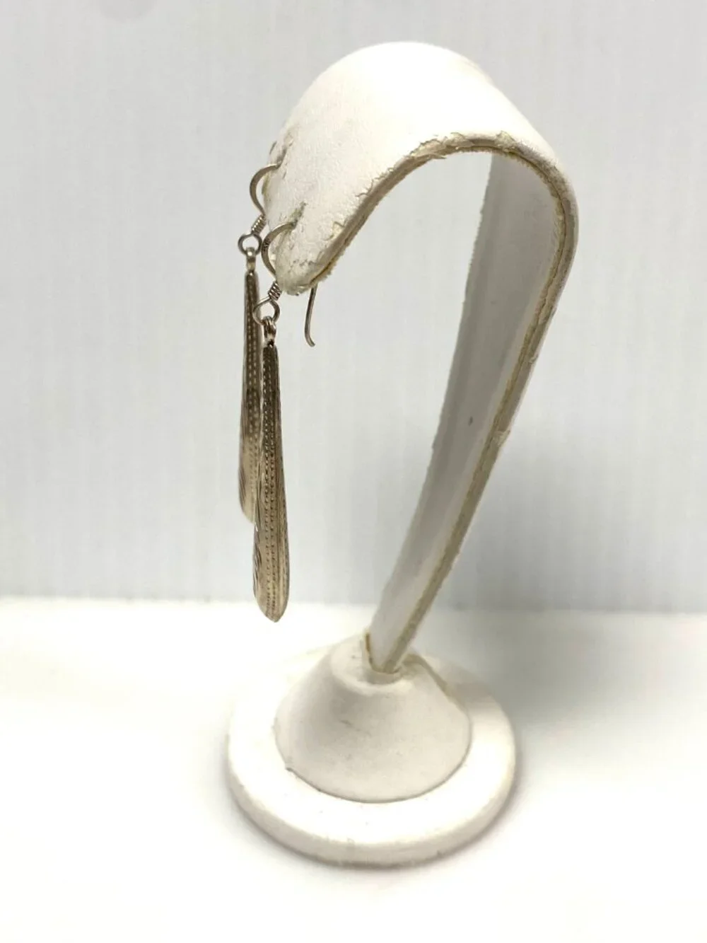 m949 Vintage Classic Style Sterling Silver Etched Teardrop Dangle Earrings